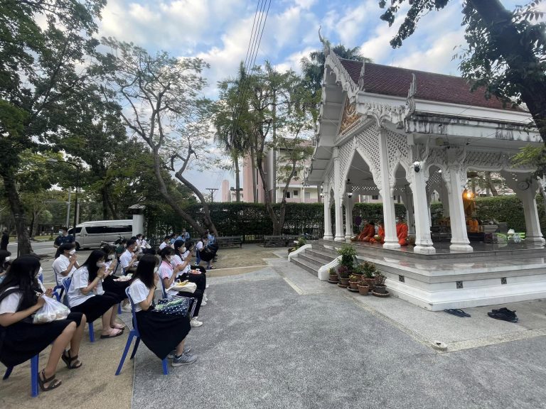 โครงการตักบาตรวิถีชาวพุทธ ในวันศุกร์สุดสัปดาห์ ประจำปีการศึกษา 2565